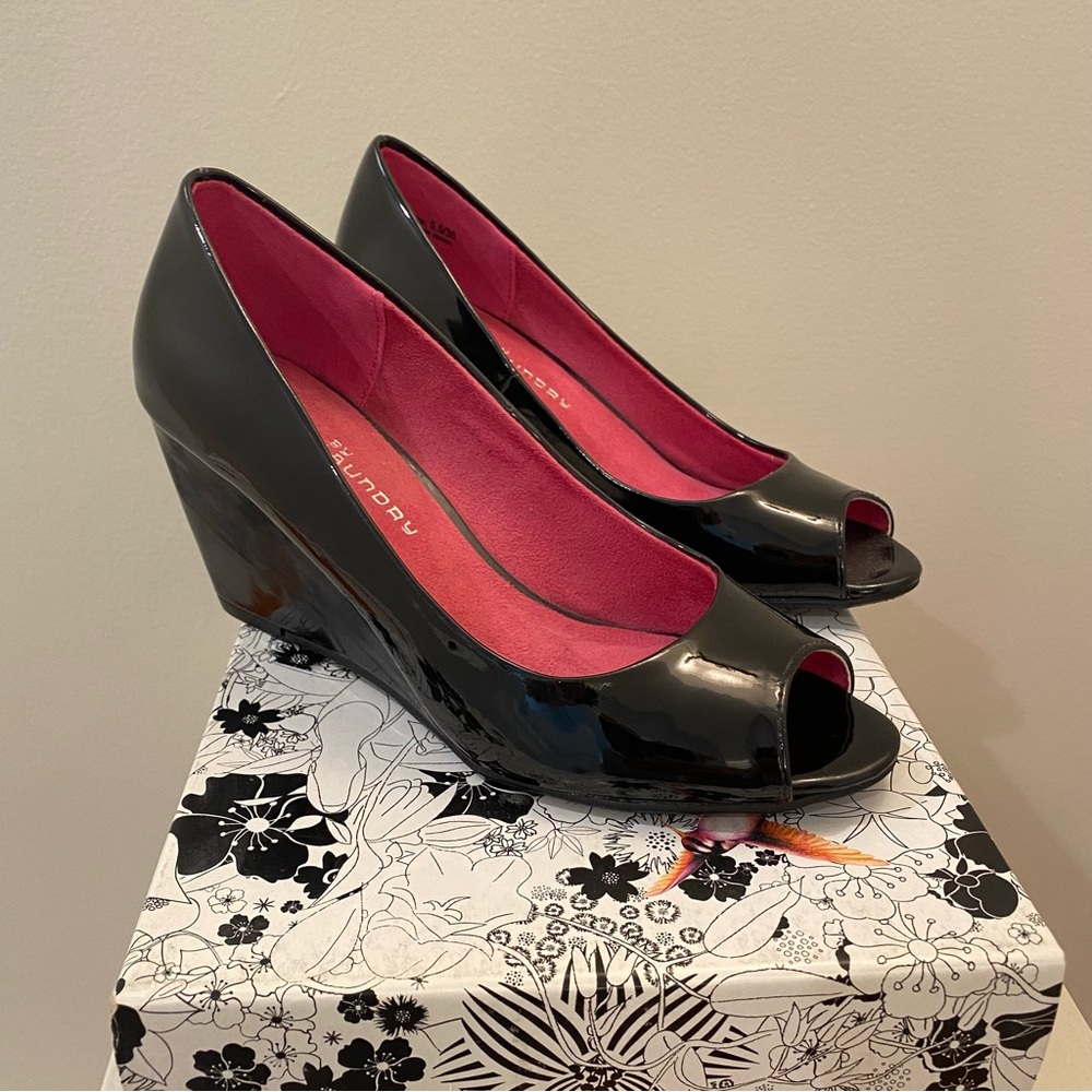 CL by Laundry Black Patent leather Peep-Toe Wedge Heels  New in BOX size 5.5